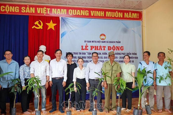  Xã Quách Phẩm trao tặng cây trồng cho người dân tại lễ phát động phong trào thi đua “Tận dụng sân, vườn, bờ ao, vuông tôm phát triển trồng cây ăn trái, rau màu trên địa bàn giai đoạn 2026-2030.”