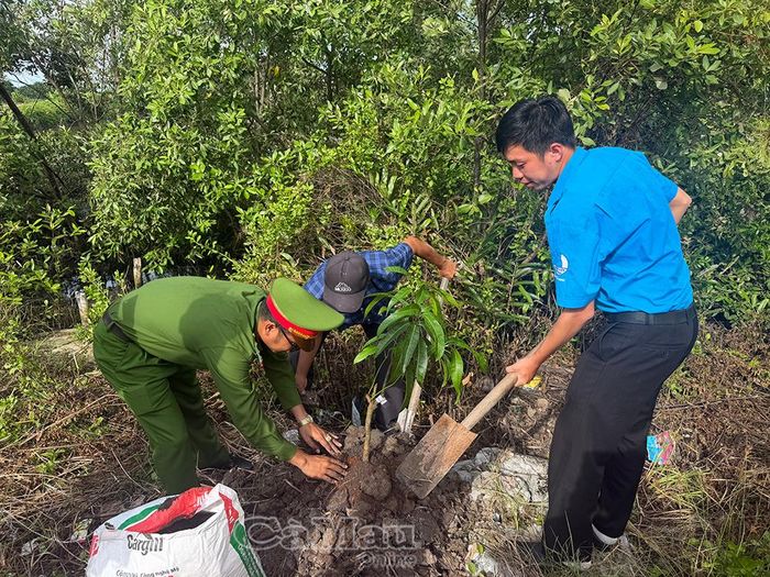  Các lực lượng cùng hưởng ứng phong trào trồng cây ăn trái thực hiện Nghị quyết số 10 của Đảng uỷ Xã Quách Phẩm.