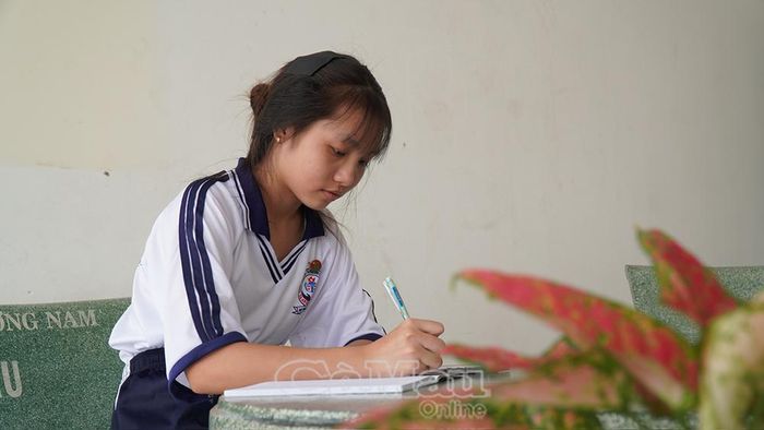 Học sinh chủ động xem nội dung bài học được giáo viên chia sẻ qua nhóm Zalo lớp để chuẩn bị bài trước khi đến trường.