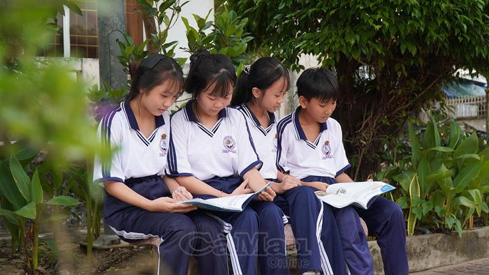 Tranh thủ giờ ra chơi các em cùng nhau xem sách giáo khoa, chuẩn bị bài cho các tiết học tiếp theo.