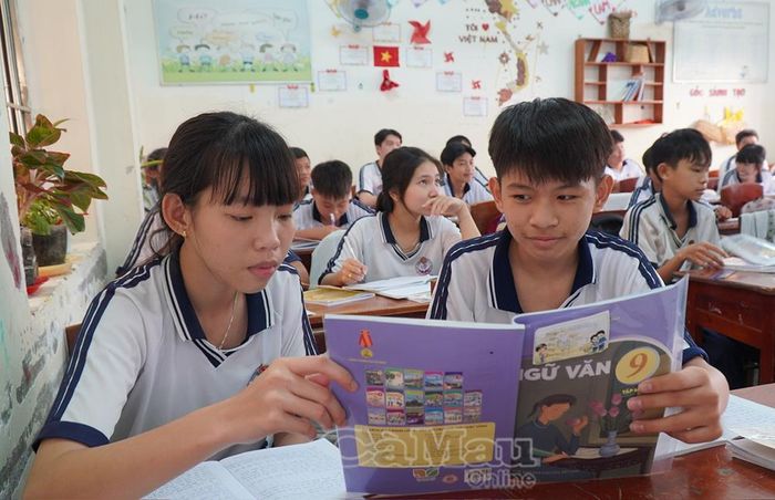 Phong trào “Bạn giúp bạn” tại Trường Tiểu học - THCS Tạ An Khương giúp học sinh chia sẻ sách giáo khoa, ổn định việc học.