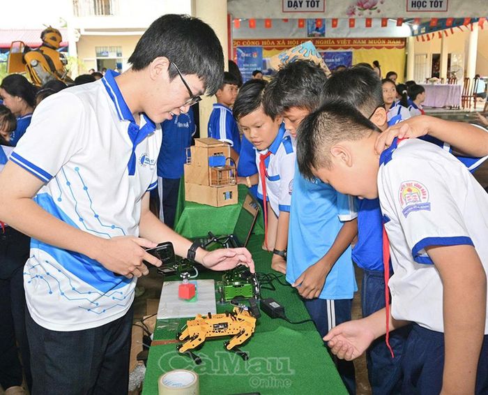 Một số mô hình robot mini được trưng bày, giới thiệu đến học sinh Trường THCS Vĩnh Hậu.