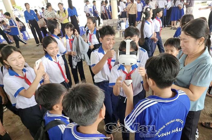 Học sinh Trường THCS Vĩnh Hậu hào hứng trải nghiệm không gian thực tế ảo.
