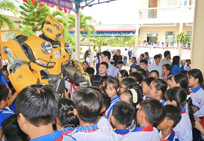 Học sinh Trường THCS Vĩnh Hậu thích thú khám phá mô hình robot khổng lồ.