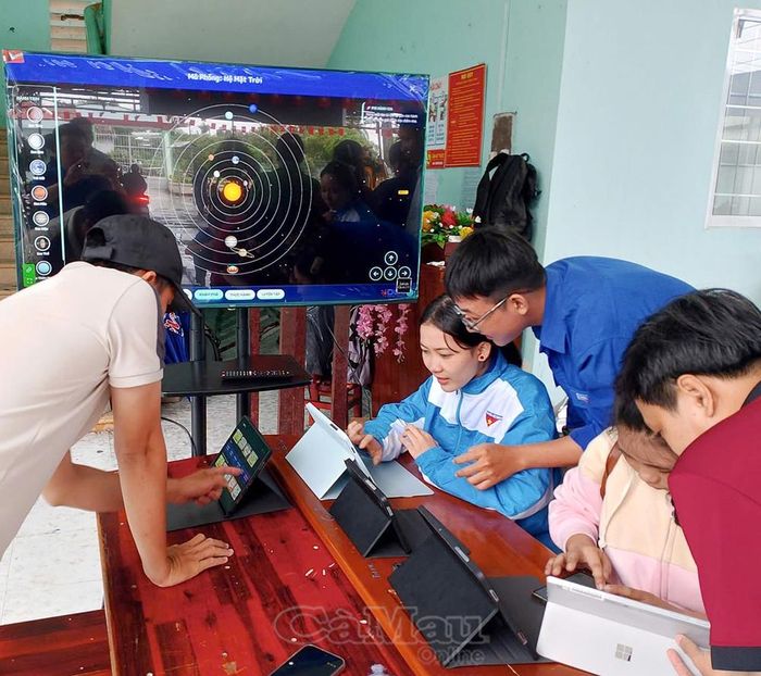 Đoàn viên, thanh niên được hướng dẫn nâng cao kỹ năng số, sử dụng các phần mềm hiện đại.