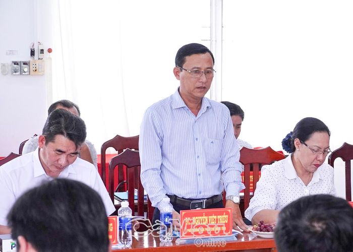 Phó Trưởng ban Pháp chế HĐND tỉnh Nguyễn Việt Triều trao đổi một số nội dung cần bổ sung trong báo cáo của UBND phường Láng Tròn.