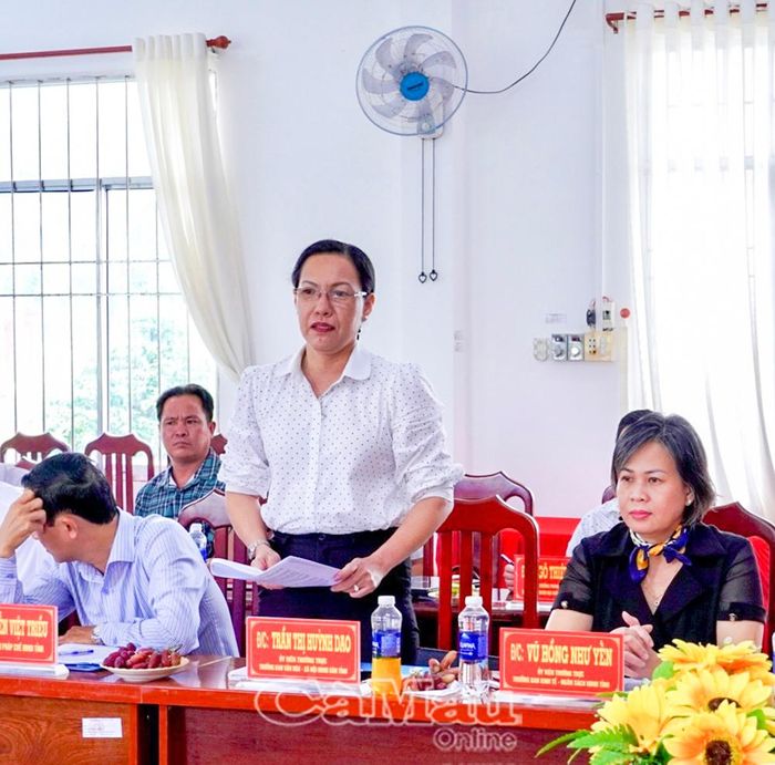 Trưởng Ban Văn hoá - Xã hội HĐND tỉnh Trần Thị Huỳnh Dao trao đổi một số nội dung tại buổi làm việc.