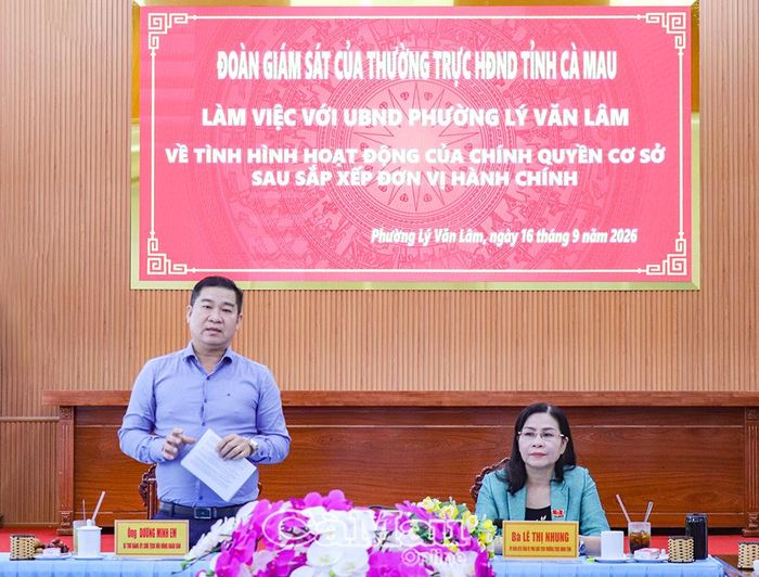 Bí thư Đảng uỷ, Chủ tịch HĐND Phường Lý Văn Lâm Dương Minh Em trao đổi, làm rõ thêm những khó khăn trong bố trí biên chế và thực hiện nhiệm vụ sau sắp xếp.