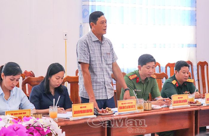 Trưởng phòng Kinh tế - Hạ tầng và Đô thị Phường Lý Văn Lâm Nguyễn Phước Phúc báo cáo tình hình hoạt động, những khó khăn và kiến nghị của địa phương.