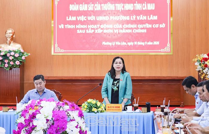 Phát biểu kết luận buổi giám sát, Phó Chủ tịch Thường trực HĐND tỉnh Cà Mau Lê Thị Nhung biểu dương kết quả giải quyết thủ tục hành chính trước hạn và mô hình Tổ giải quyết thủ tục hành chính lưu động hỗ trợ người dân ở xa trung tâm, cần tiếp tục phát huy để nâng cao chất lượng phục vụ người dân.