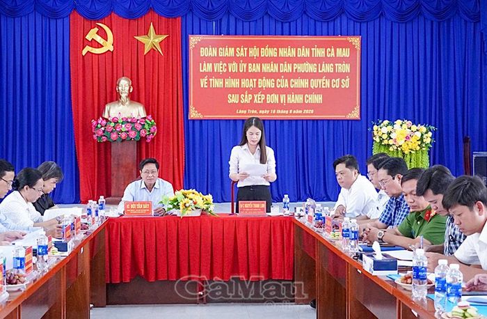 Quang cảnh buổi làm việc của Đoàn giám sát HĐND tỉnh Cà Mau với UBND phường Láng Tròn.