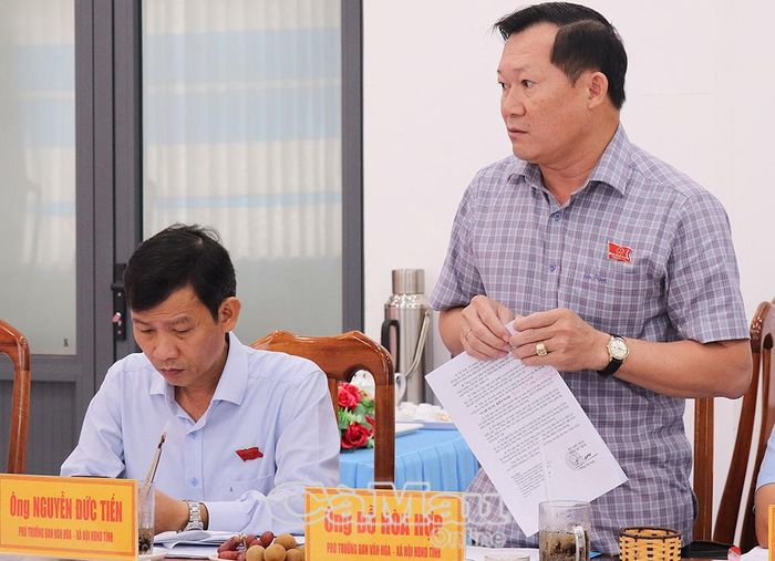 Phó Trưởng ban Văn hoá - Xã hội HĐND tỉnh Đỗ Hòa Hợp trao đổi, làm rõ một số nội dung tại buổi giám sát.