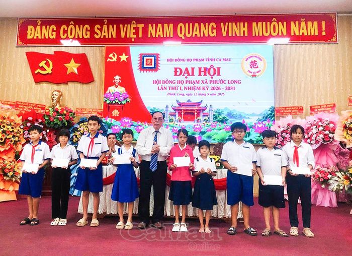 Ông Phạm Thạnh Trị, Uỷ viên Thường trực Hội đồng họ Phạm Việt Nam, Chủ tịch Hội đồng họ Phạm tỉnh Cà Mau, trao quà hỗ trợ học sinh tại Đại hội lần thứ I Hội đồng họ Phạm xã Phước Long, thể hiện sự quan tâm đến thế hệ trẻ trong tình đồng tộc.