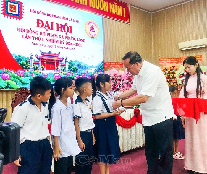  Ông Phạm Bạch Đằng, nguyên Phó Bí thư Thường trực Tỉnh uỷ, Phó Chủ tịch Thường trực Hội đồng họ Phạm tỉnh Cà Mau, trao quà hỗ trợ học sinh tại Đại hội lần thứ I Hội đồng họ Phạm xã Phước Long.