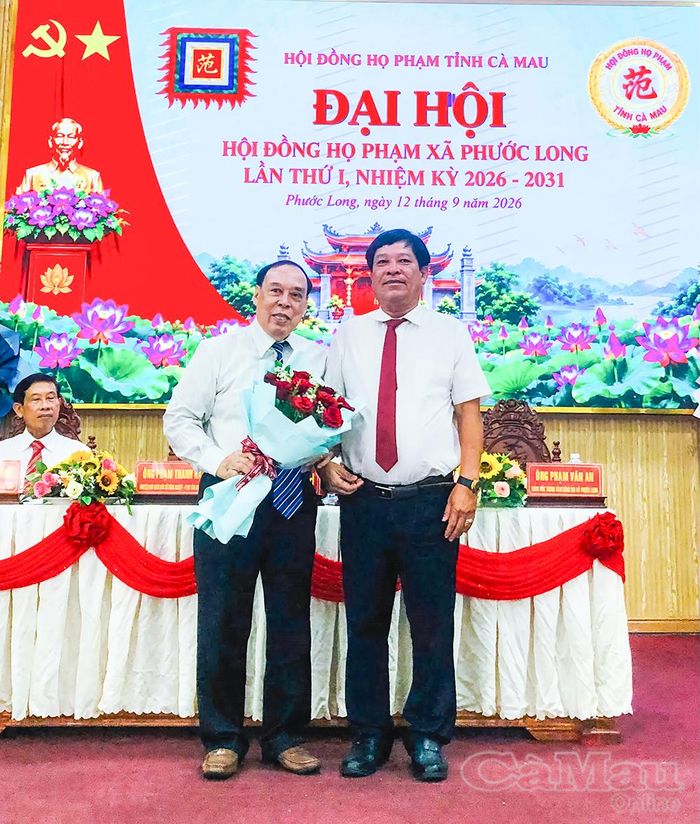 Ông Phạm Thanh Hải, Chủ tịch Hội đồng họ Phạm xã Phước Long, tặng hoa tri ân ông Phạm Thạnh Trị vì những đóng góp tâm huyết cho Đại hội.