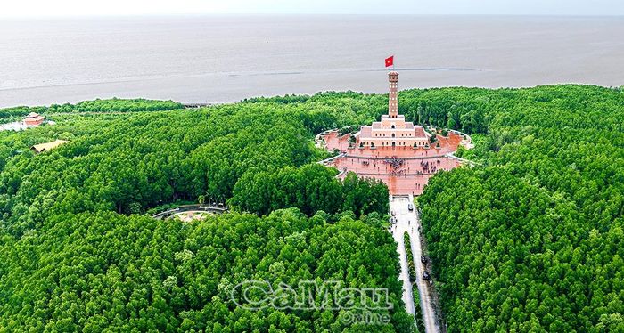 Du lịch bản địa mang tính đặc trưng tại Cà Mau đang có chiều hướng phát triển khá nhanh, cùng với hạ tầng giao thông kết nối từ cao tốc đến hàng không, sẽ tạo thêm động lực thu hút du khách, góp phần thúc đẩy tăng trưởng của tỉnh.