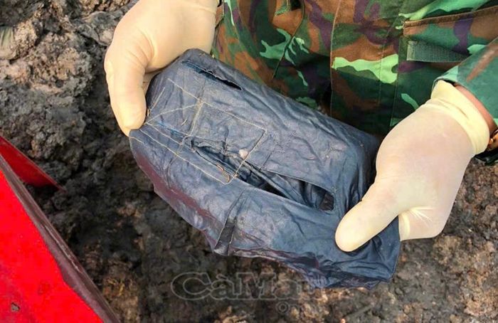 Dựa trên các di vật đi kèm, bước đầu nhận định 1 trong 2 hài cốt vừa tìm thấy có khả năng là nữ dân quân. (Trong ảnh: Bộ quần áo du kích thời kháng chiến).