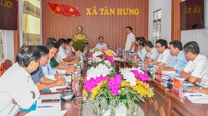   Đoàn công tác UBND tỉnh Cà Mau làm việc với Ban Thường vụ Đảng uỷ xã Tân Hưng.