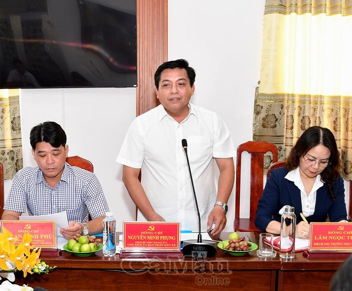 Chủ tịch UBND xã Tân Hưng Nguyễn Minh Phụng báo cáo tình hình thực hiện nhiệm vụ kinh tế - xã hội 8 tháng đầu năm.