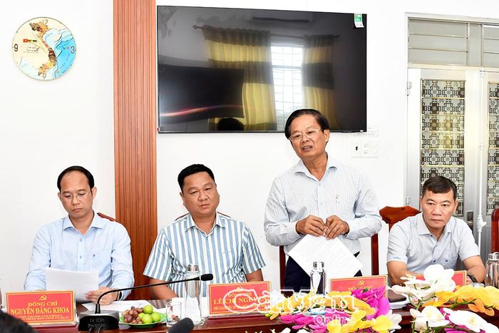 Phó Giám đốc Sở Y tế  Cà Mau Vương Hữu Tiến phát biểu, trao đổi về các kiến nghị trong lĩnh vực y tế.