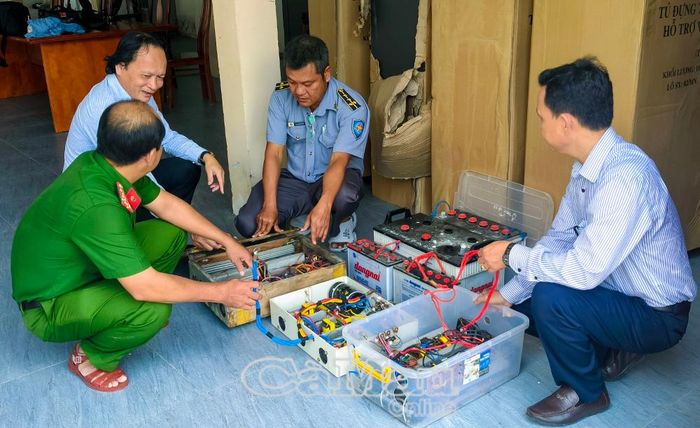Các dụng cụ xung kích điện người dân giao nộp cho lực lượng chức năng.