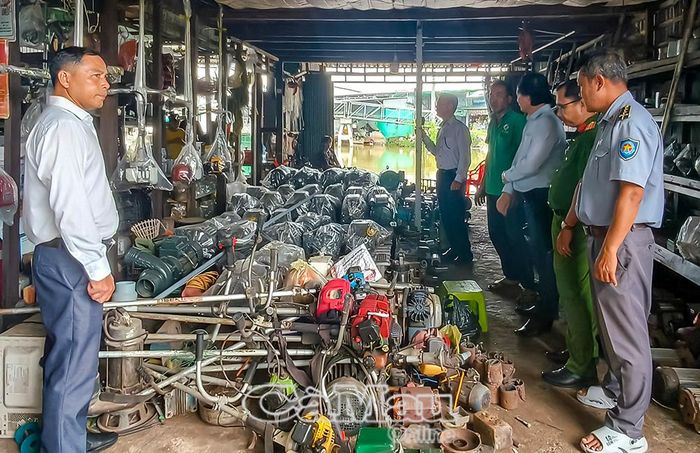 Chính quyền địa phương và lực lượng chức năng kiểm tra việc chấp hành pháp luật về chống khai thác theo kiểu tận diệt nguồn lợi thuỷ sản tại xã U Minh.