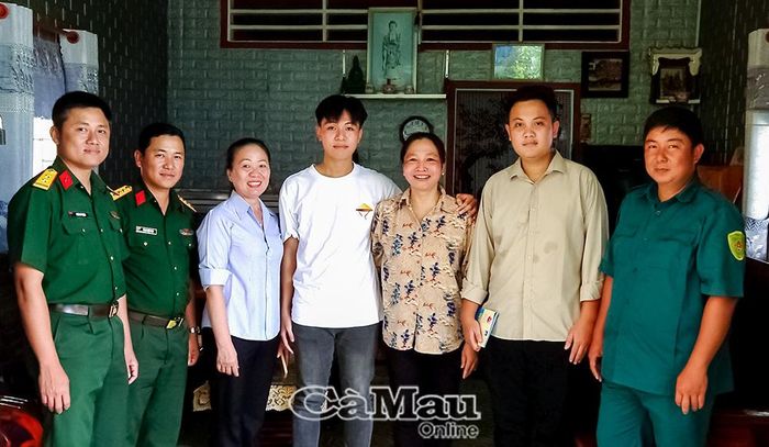 Gia đình thanh niên Lâm Hữu Thịnh cho biết, đã nắm được quy định về thực hiện NVQS, đồng thời phấn khởi khi con mình được tham gia đợt sơ tuyển sức khoẻ.