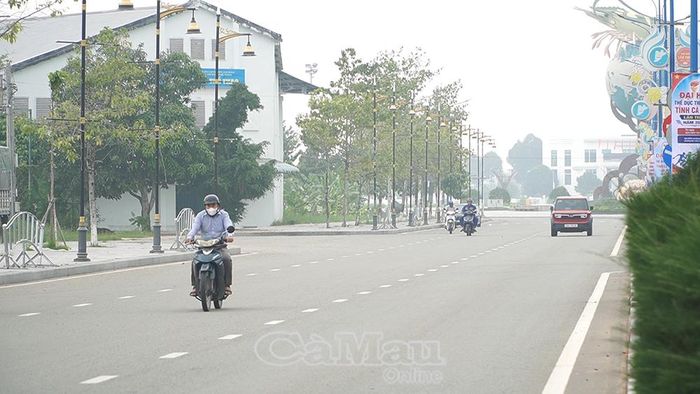 Khu vực trung tâm tỉnh Cà Mau thời điểm hiện tại vẫn còn khá âm u, bao quanh bởi màn không khí mờ đục.