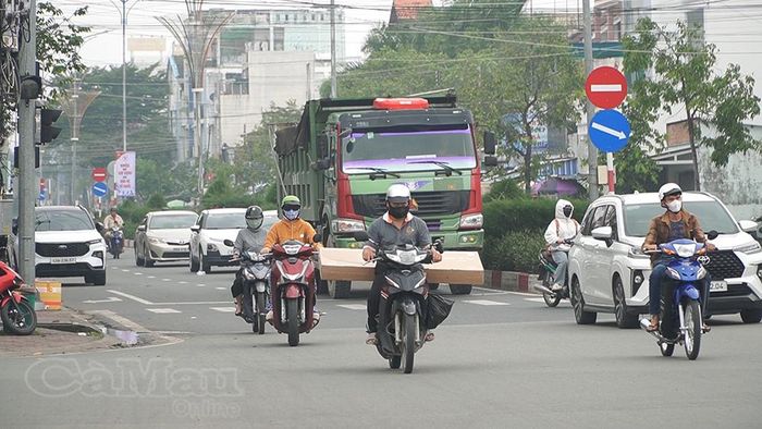 Tuy chưa xác định được nguyên nhân gây mờ đục không khí, cơ quan chuyên môn vẫn khuyến cáo người dân chủ động trang bị đồ bảo hộ cần thiết khi ra đường cũng như khi sinh hoạt ngoài trời.