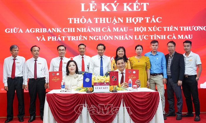 Đại diện 2 đơn vị tham gia ký kết thoả thuận hợp tác, nhằm tăng cường kết nối giữa ngân hàng với doanh nghiệp, hợp tác xã và hộ kinh doanh trên địa bàn.
