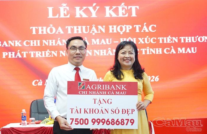 Trao biểu trưng ghi dấu khởi đầu hợp tác giữa Agribank Cà Mau và Hội Xúc tiến Thương mại và Phát triển nguồn nhân lực tỉnh.
