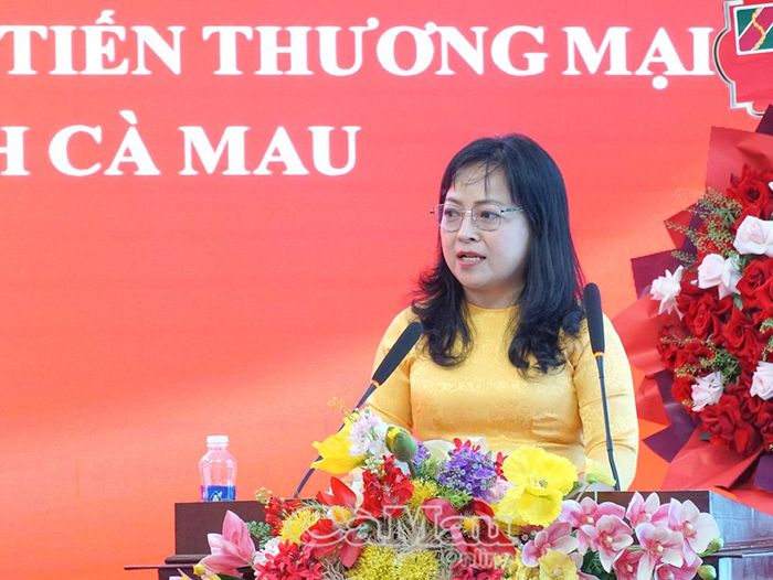 Bà Trần Ngọc Loan, Chủ tịch Hội Xúc tiến Thương mại và Phát triển nguồn nhân lực tỉnh Cà Mau, phát biểu tại lễ ký kết.