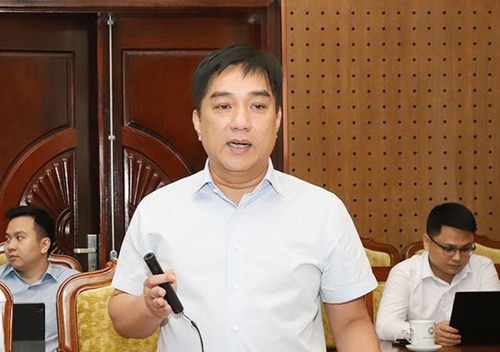 Chủ tịch Tập đoàn Đèo Cả Hồ Minh Hoàng trao đổi về dự án tại buổi làm việc.