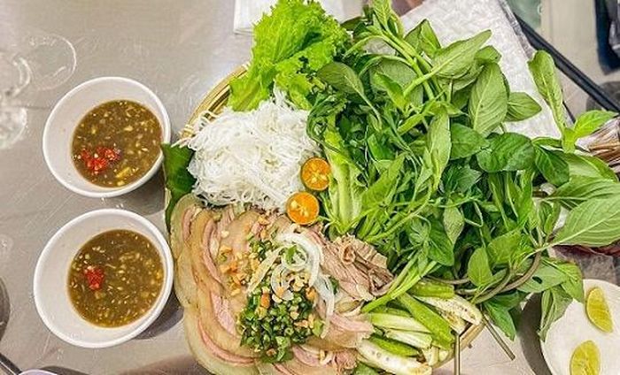 Ngoài cách ăn sống, rau quế vị còn được dùng để chế biến nhiều món khác - Ảnh minh hoạ