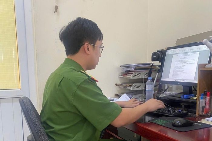 Đại úy Nguyễn Ngọc Duy làm việc tại cơ quan. Ảnh: CA.