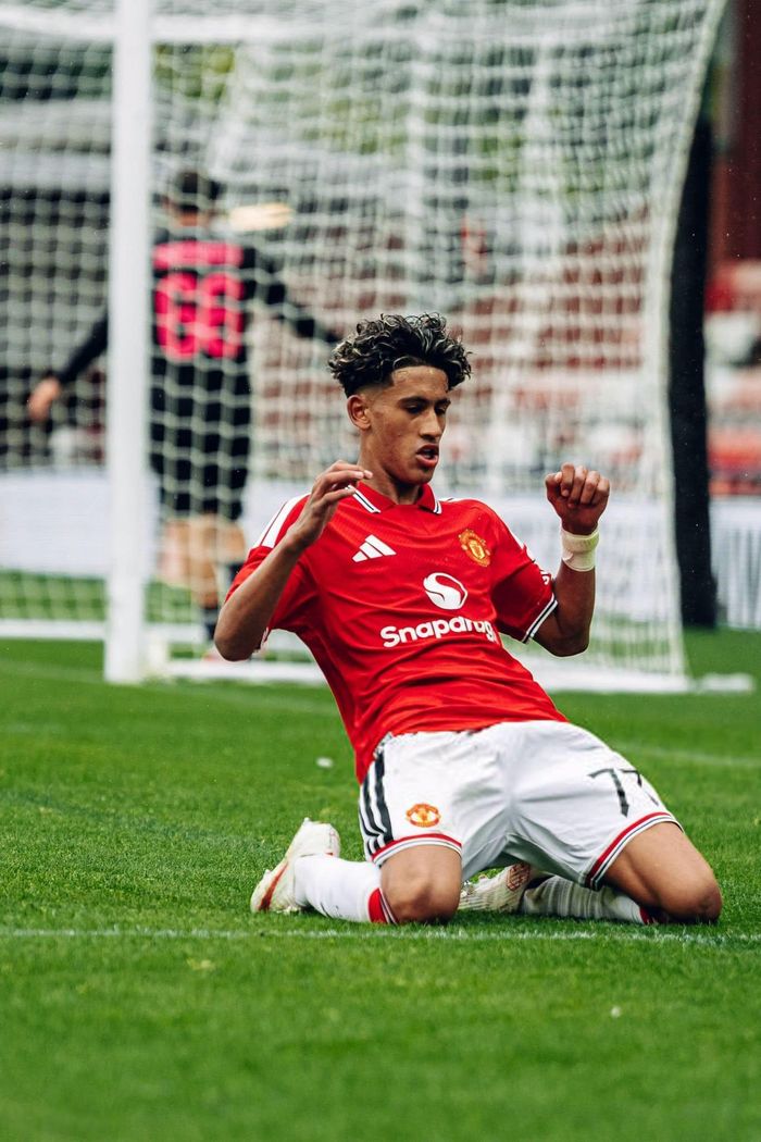 JJ Gabriel ăn mừng bàn thắng cho Manchester United