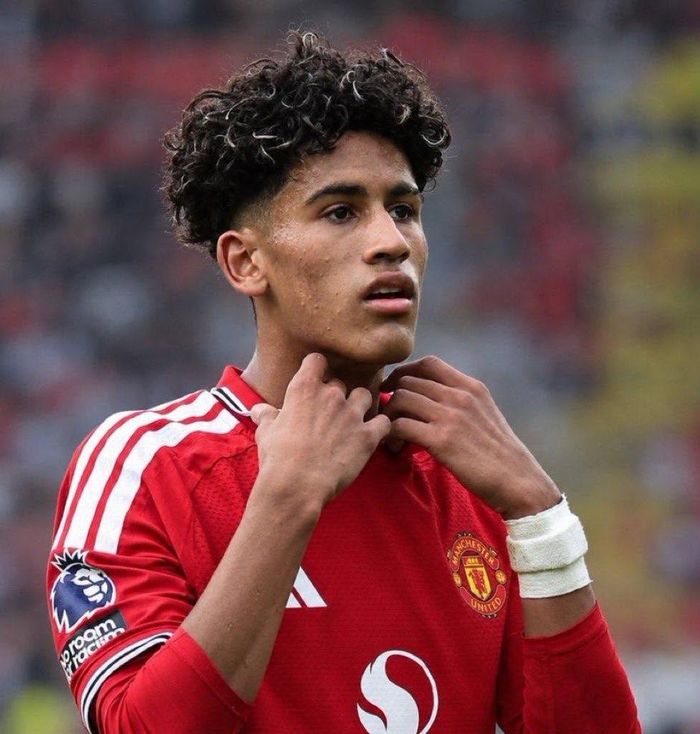 JJ Gabriel trong màu áo đội U18 Manchester United