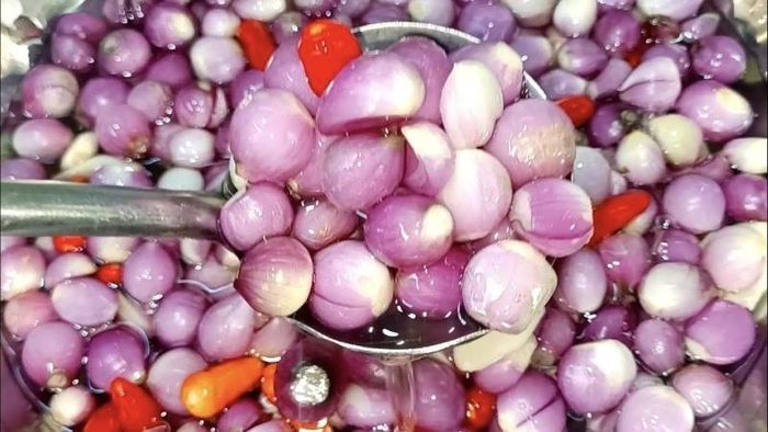Để hạn chế vị hăng của hành tím bạn nên ngâm hành trong nước muối loãng hoặc nước đá lạnh. Ảnh minh họa
