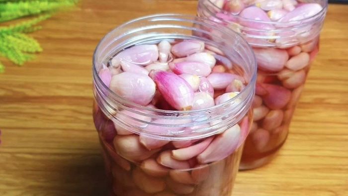Sau khi ngâm, nếu thấy hành đã ngấm vị, bạn hãy cho hành vào ngăn mát tủ lạnh để bảo quản và sử dụng dần. Ảnh minh họa