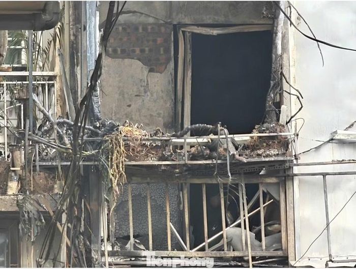 Đến khoảng 2h45, đám cháy được dập tắt hoàn toàn. Ảnh: CA.