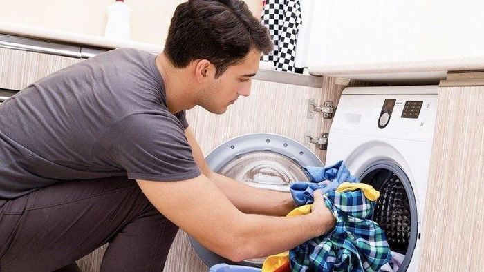 Hãy phân loại đồ trước khi cho vào máy. Ảnh minh họa