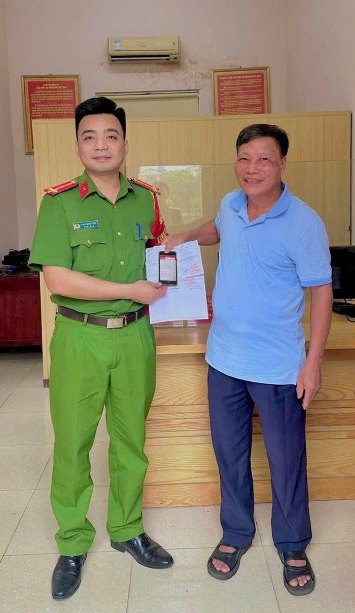 Công an xã Phù Ninh kịp thời hỗ trợ ông Đào Văn Hải nhận lại đầy đủ 100 triệu đồng - Ảnh: Công an tỉnh Phú Thọ