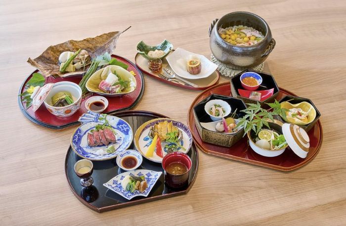 Bữa sáng được phục vụ theo hình thức buffet kiểu Âu giữa khu vườn, còn bữa tối có thể chọn món theo sở thích và dùng đồ uống tại quầy bar. Ảnh: parkwellstate/nishiazabu