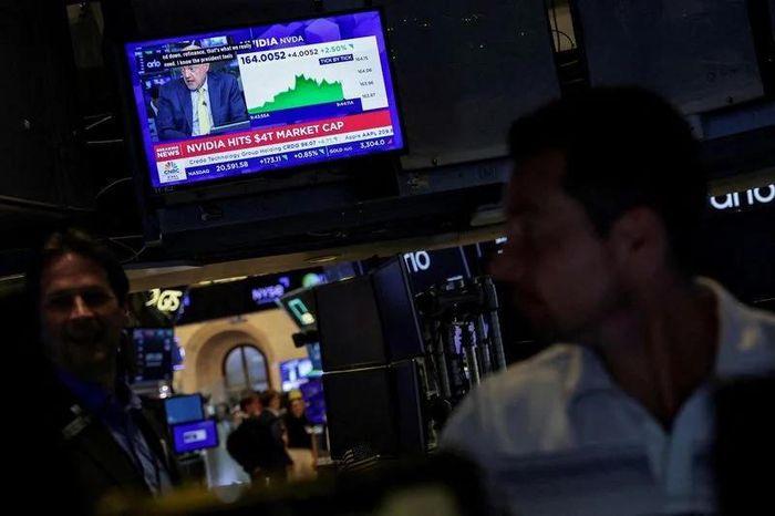 Bảng điện và hoạt động giao dịch trên sàn NYSE trong một phiên giao dịch tại Phố Wall. Ảnh: Reuters.