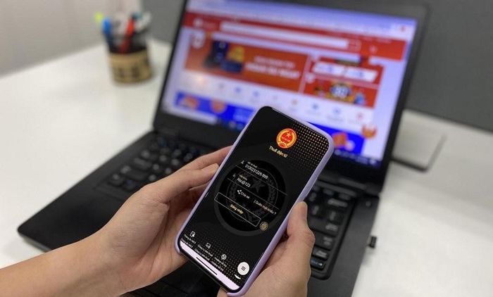 Hộ kinh doanh có thể kê khai thuế qua Chatbot trên eTax Mobile. (Ảnh minh họa)