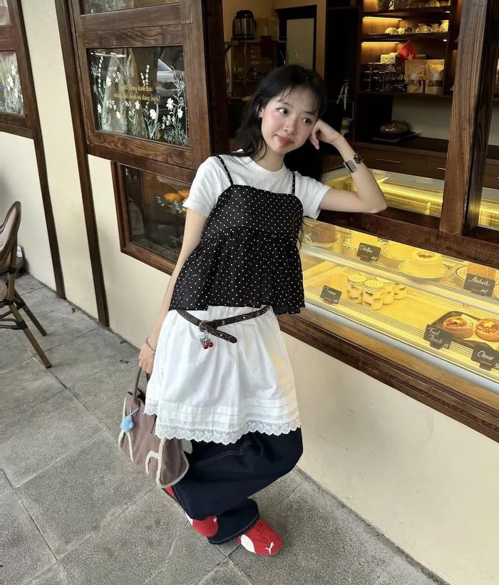Phối layer áo hai dây cùng áo thun