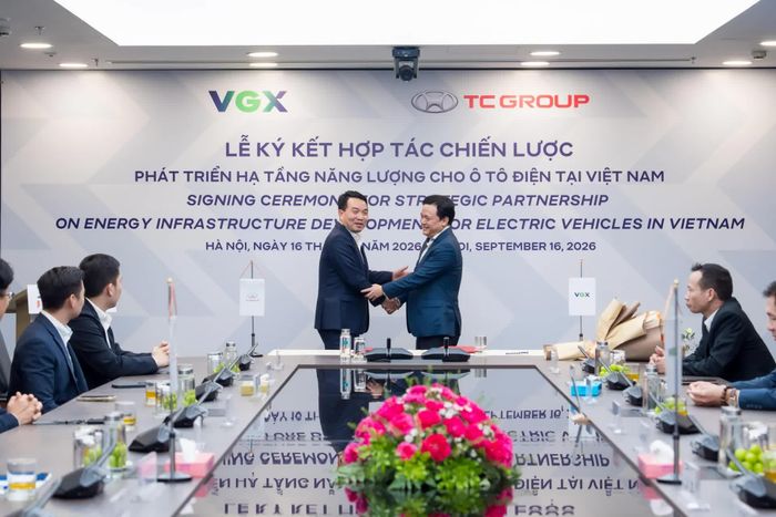 Cú bắt tay giữa Phó Chủ tịch TC Group Lê Ngọc Đức với Phó tổng giám đốc Petrolimex kiêm Chủ tịch HĐQT VGX Nguyễn Ngọc Tú.