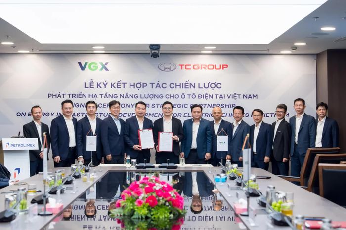 Lãnh đạo hai bên trao biên bản hợp tác vừa ký kết.