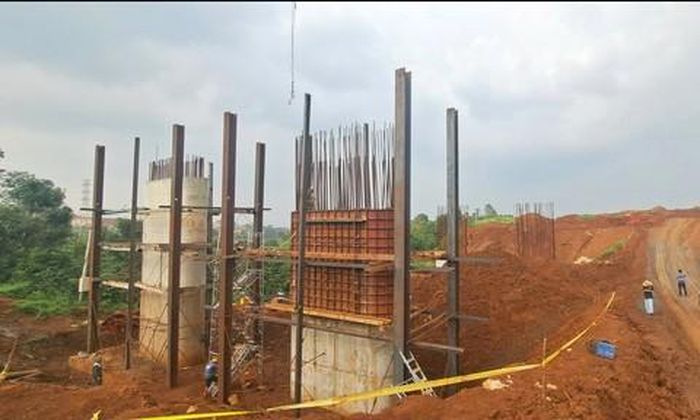 Tranh thủ thời tiết nắng, các đơn vị thi công đẩy nhanh tiến độ.