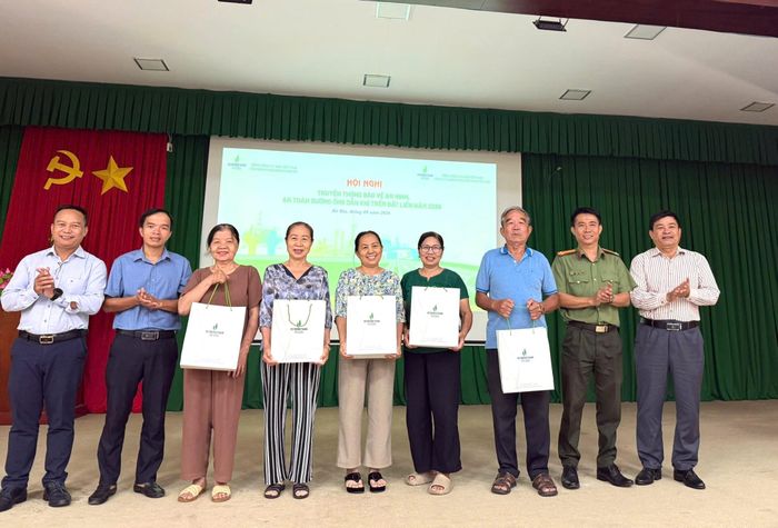 Ban tổ chức trao tặng quà cho các hộ dân tham dự